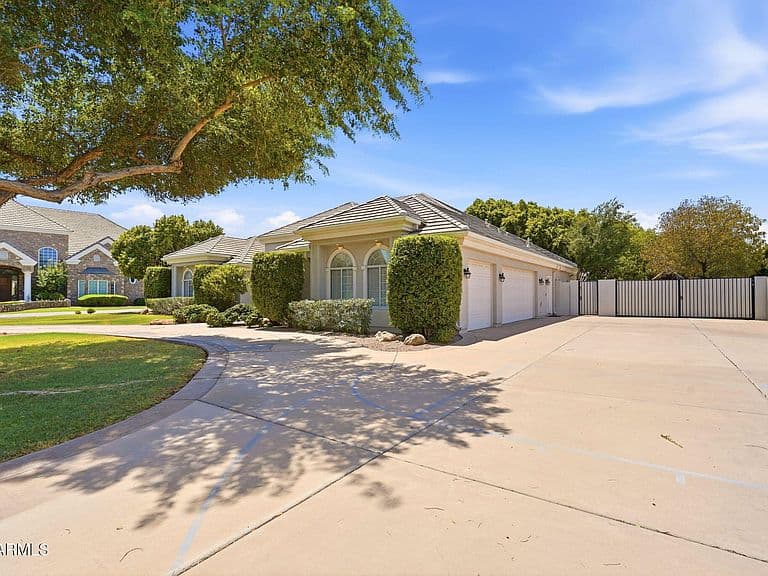 302 S TUCANA Court photo 3