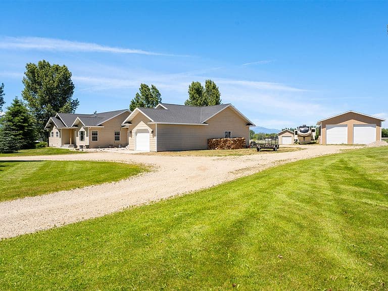 588 Willow Creek Rd photo 3