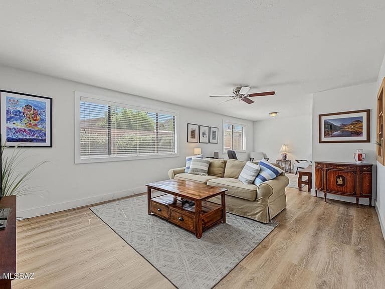 2523 W Calle Paraiso photo 4