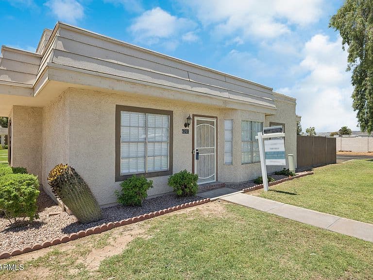 6701 S JENTILLY Lane photo 2