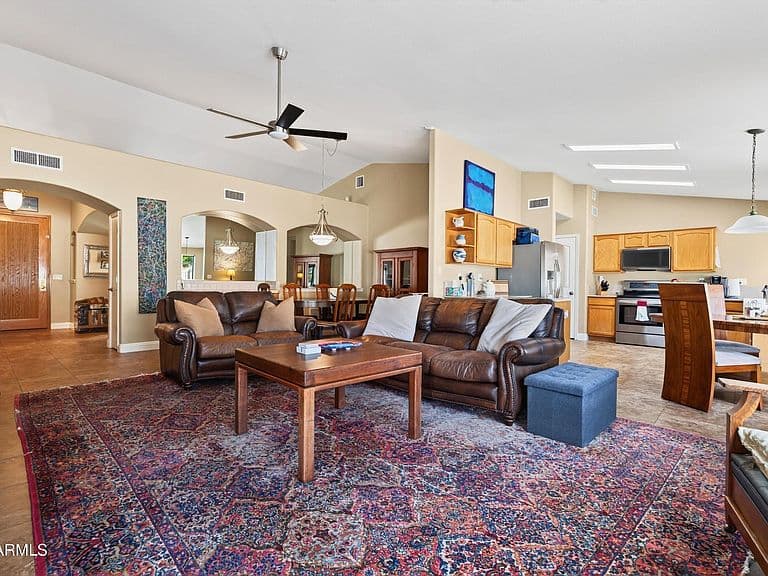 2734 E VISTA Drive photo 3