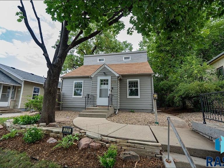 220 N Covell Ave photo 1