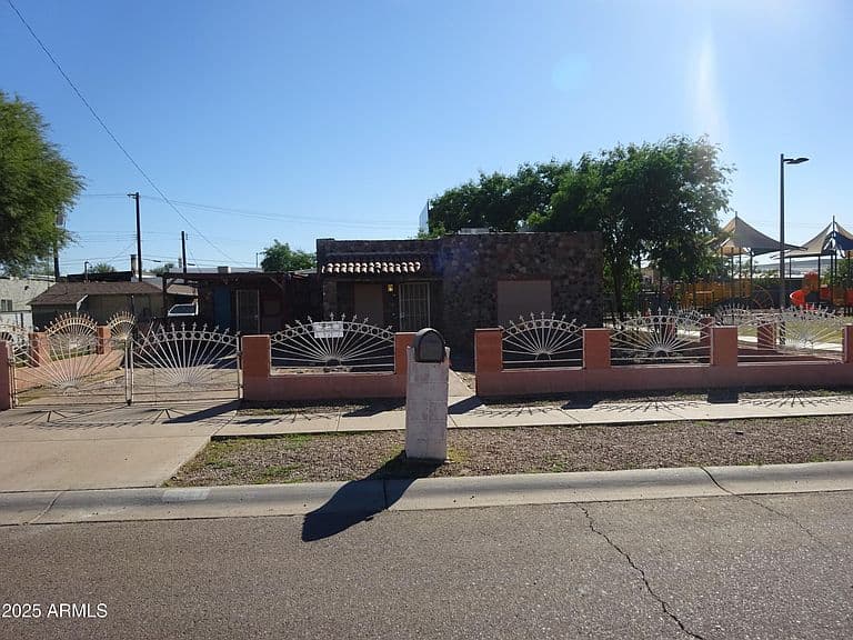 2821 E ADAMS Street photo 1
