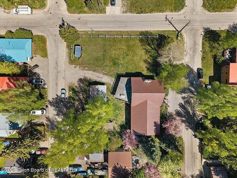 225 Pine Dr photo 2