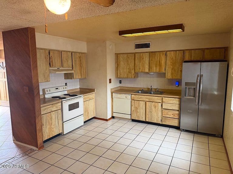 2568 E COMMONWEALTH Circle photo 4