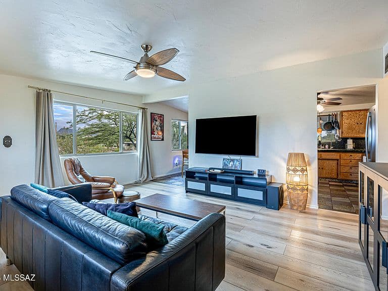 2402 W Wagon Wheel Dr photo 5