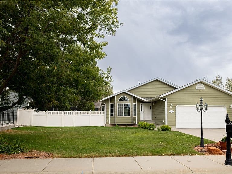 1246 Mossman Dr photo 3