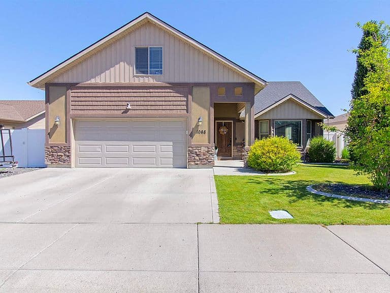1068 Terra Ave photo 2