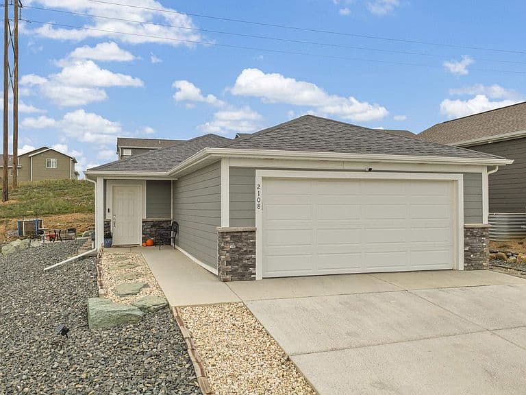 2108 Noah St photo 1
