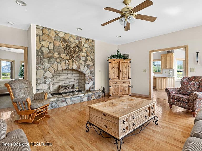 1287 Duffin Cir photo 4