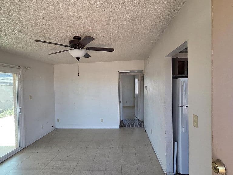 309 W DESERT Drive photo 3