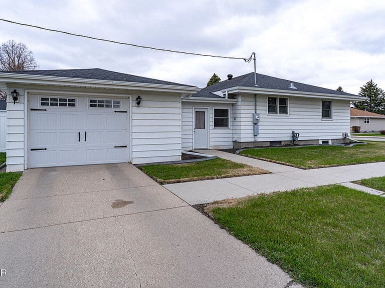 1103 Hammerling Ave photo 2