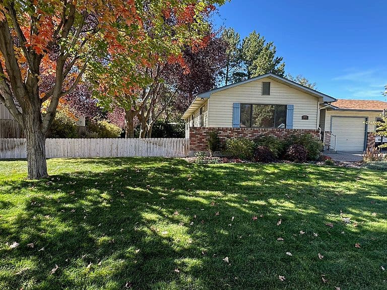 871 Henderson Dr photo 3