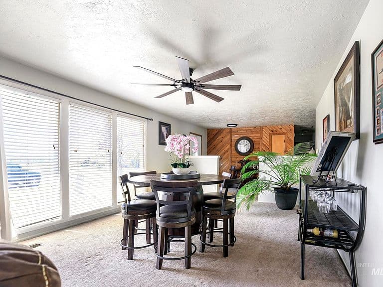 164 E 200 S photo 5