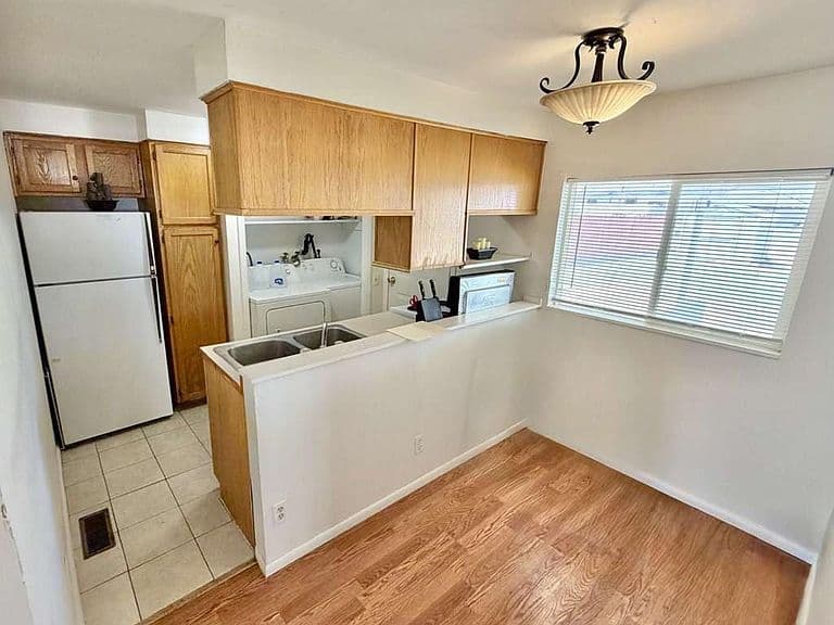 320 Lincoln St photo 3