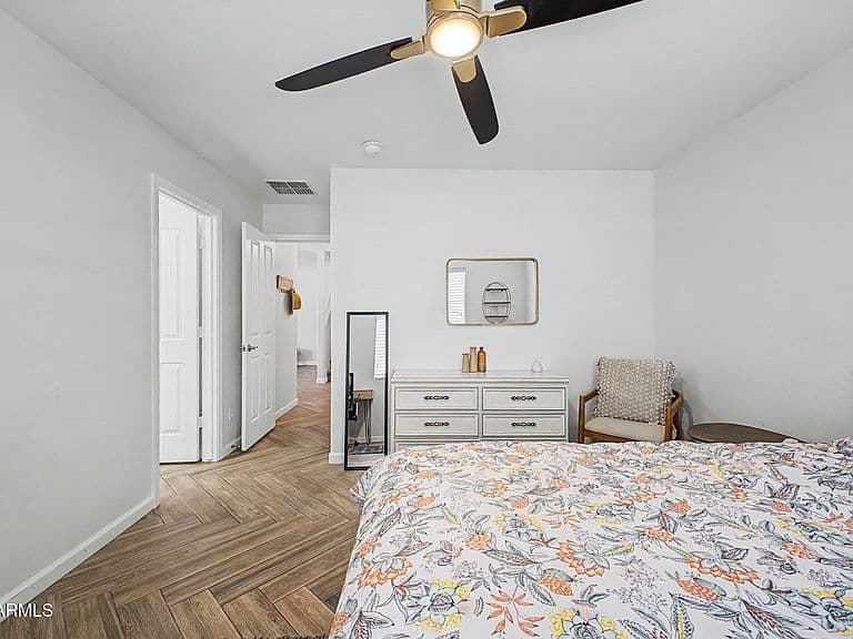 6026 S CLOVERDALE Lane photo 3
