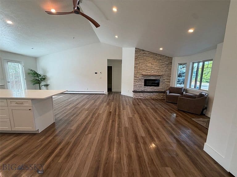 217 Lillian Way photo 3