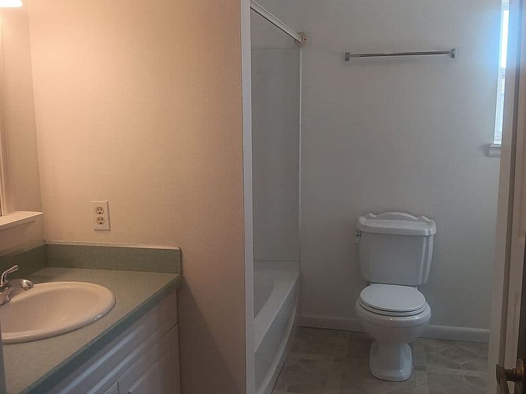 1360 Highland Ave photo 4