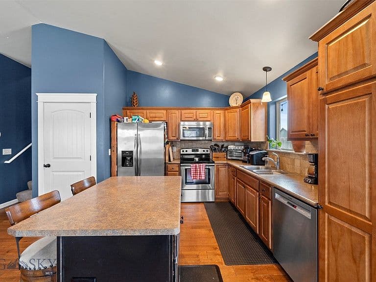 1524 Powers Blvd photo 3