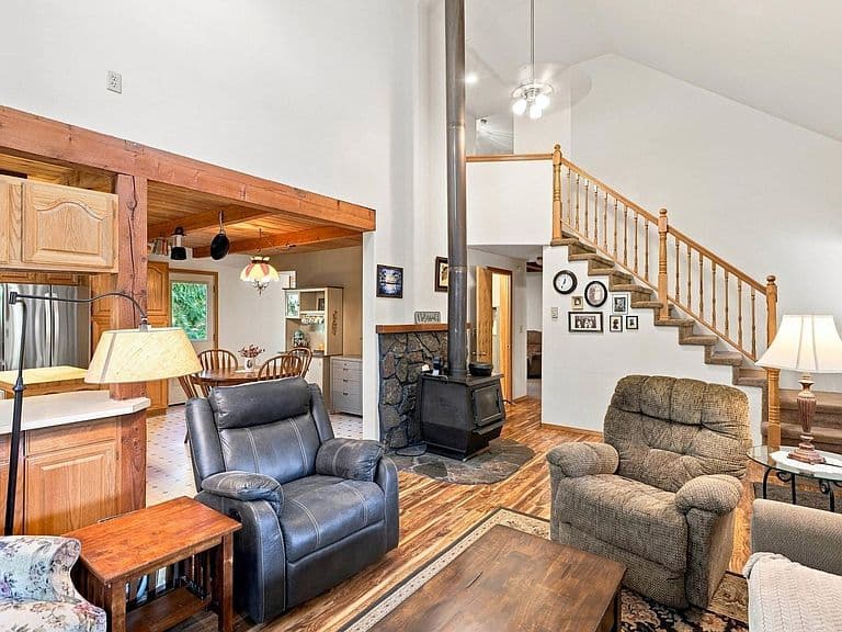 345 Tamarack Ln photo 5