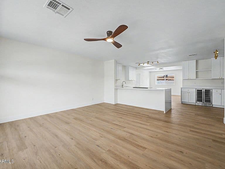 2507 W CORRINE Drive photo 3