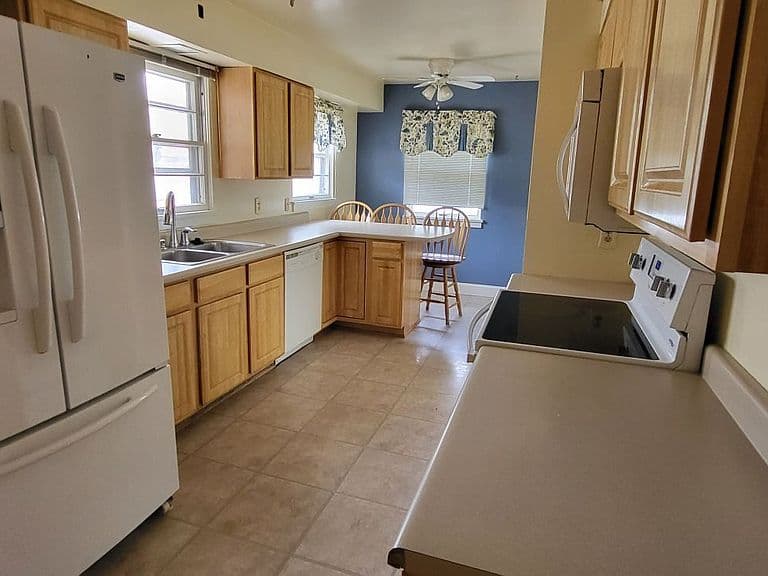 305 S Custer Ave photo 5