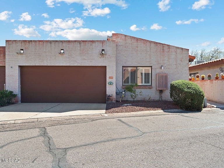 2000 E Campbell Ter photo 2