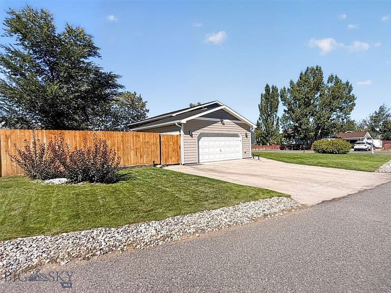 700 Mayfair Dr photo 5