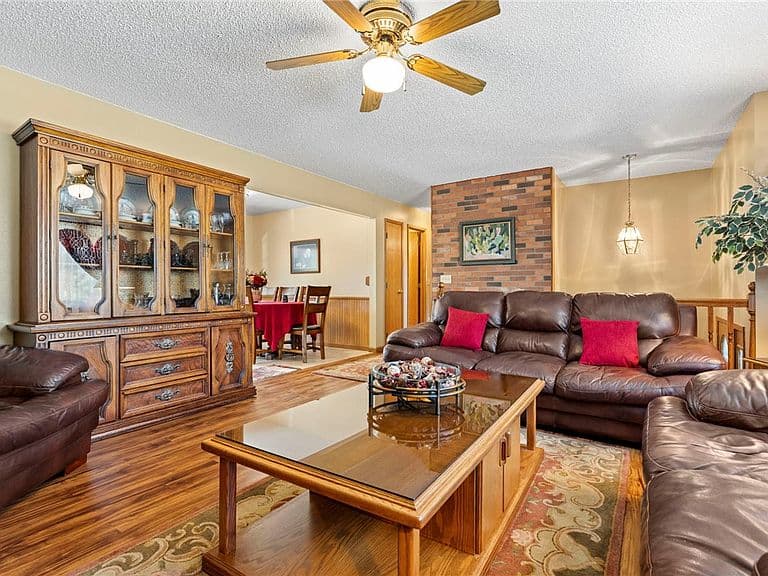 162 Lexington Dr photo 4