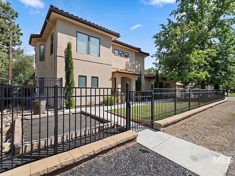 1208 E Spinnaker Ln photo 2