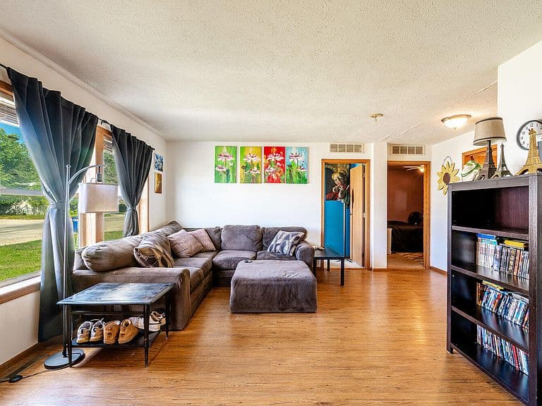 201 Balsam St photo 5