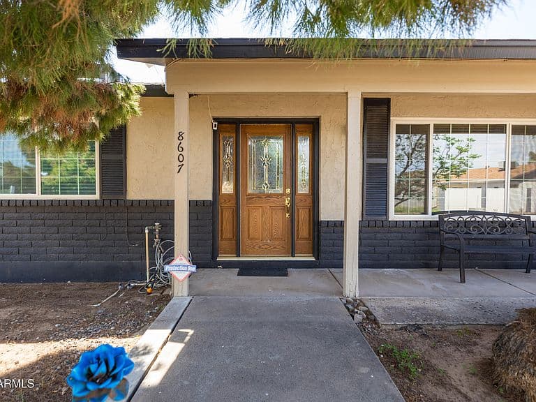 8607 W Earll Drive photo 2