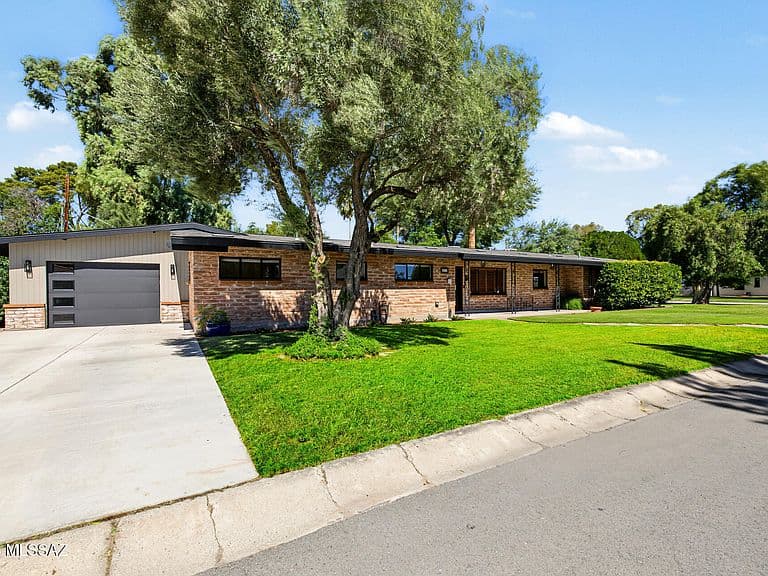 2917 E Hardy Pl photo 2