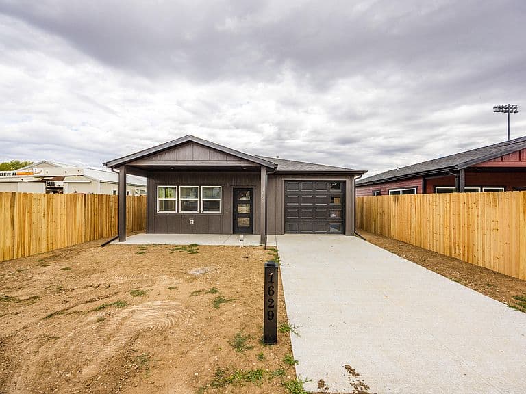1629 Dana Ave photo 3