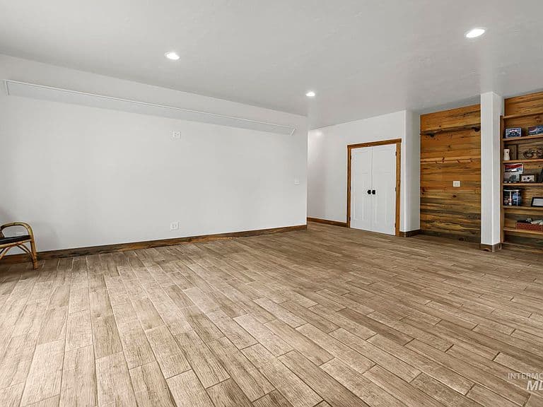 517 2nd Ave W photo 4