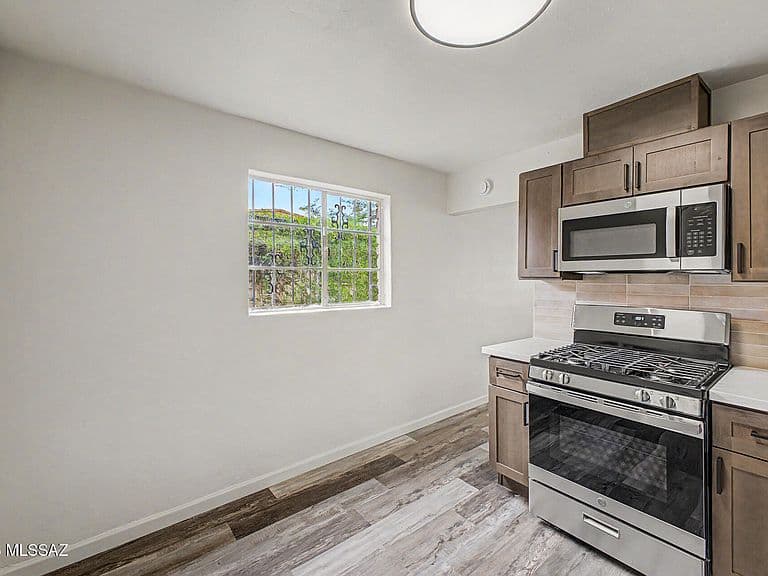 246 E President St photo 4