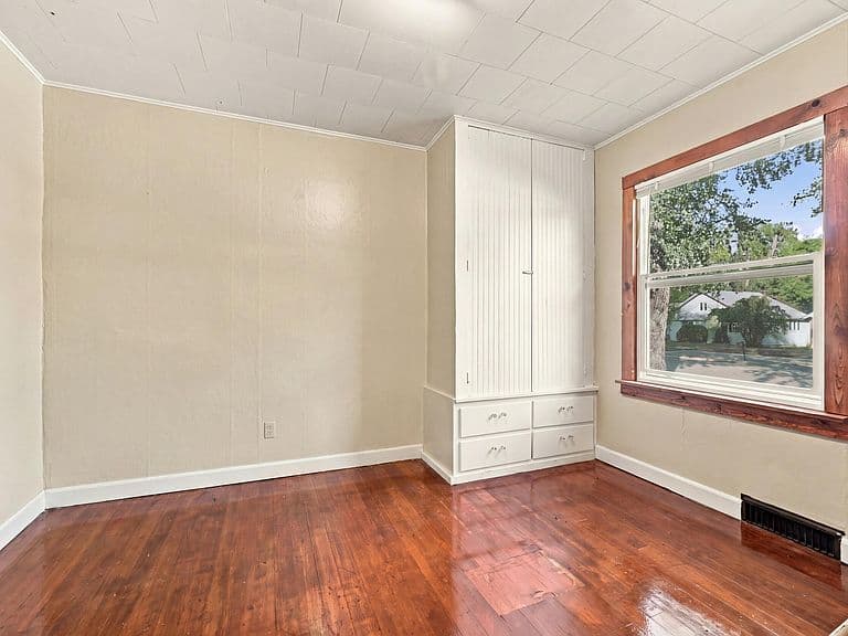 334 N Burritt Ave photo 4