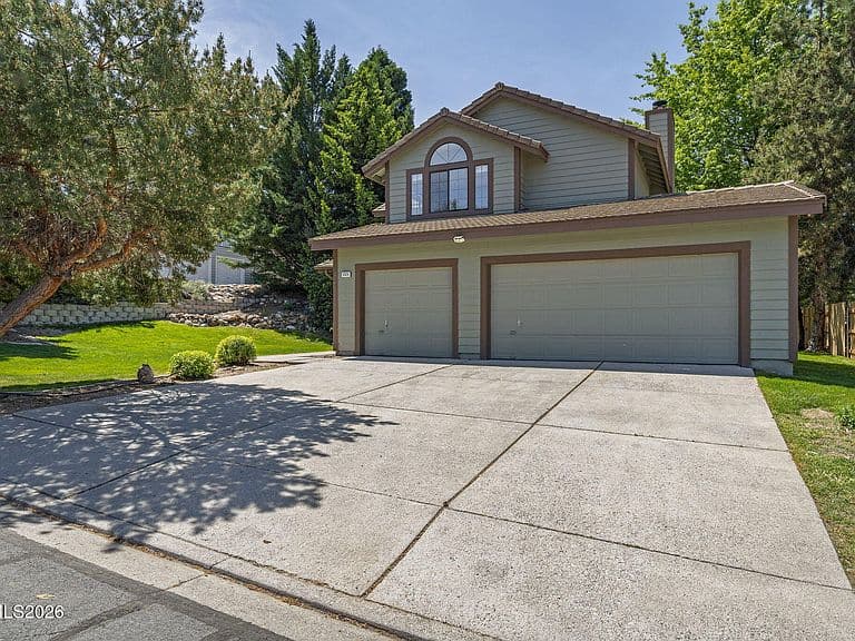 3320 Thornhill Dr photo 2