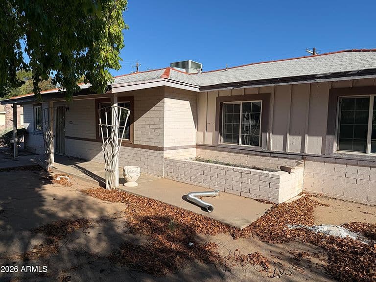 1002 E VERMONT Avenue photo 2