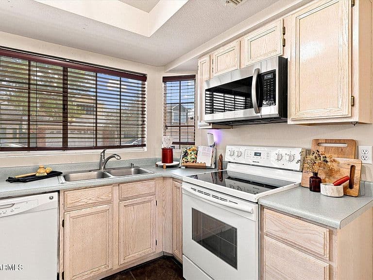 18632 N 5TH Avenue photo 5