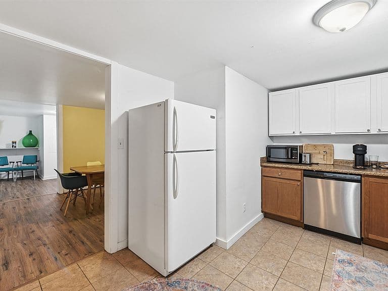 446 Colchester Avenue photo 5