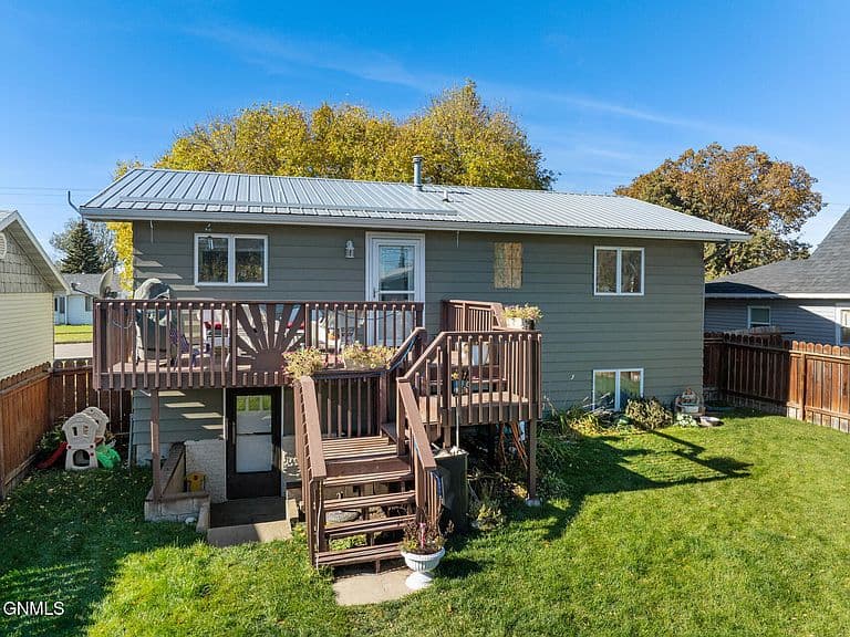 520 9th Ave W photo 4