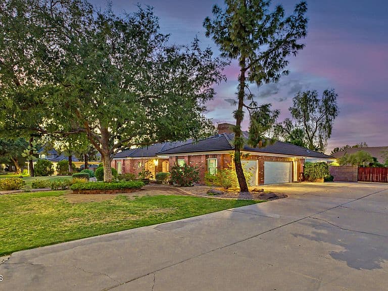 834 E SAN ANGELO Avenue photo 3