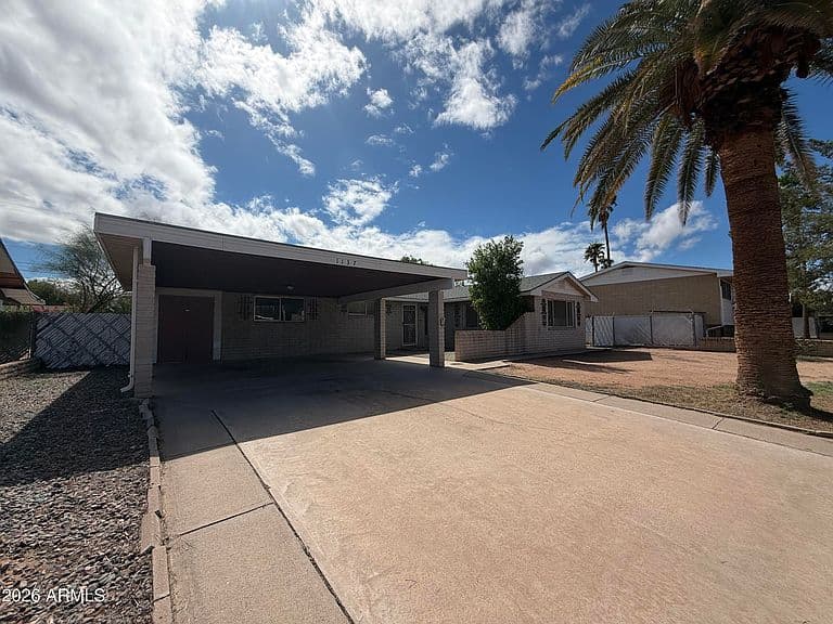 1137 E BRENDA Drive photo 2