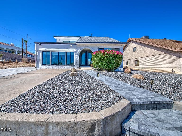 1214 E DESERT COVE Avenue photo 1
