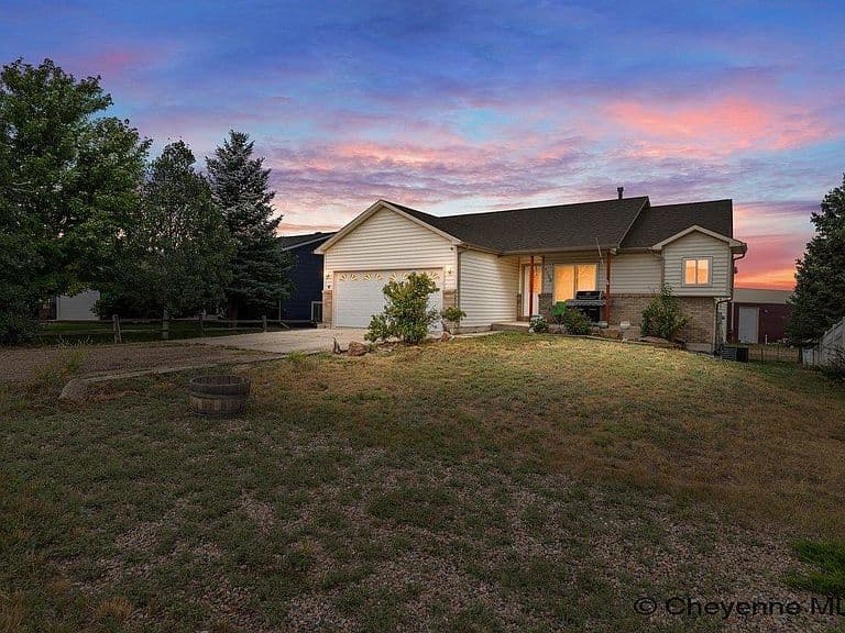 1112 Crescent Dr photo 1