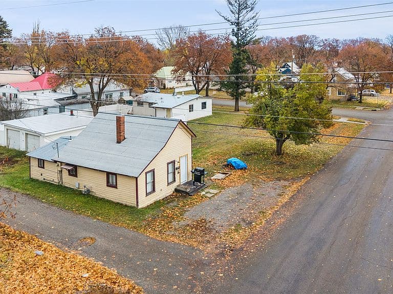 446 7th Ave W photo 1