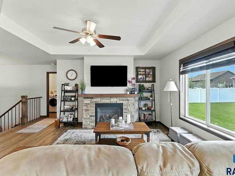 124 E Chapelwood Dr photo 4