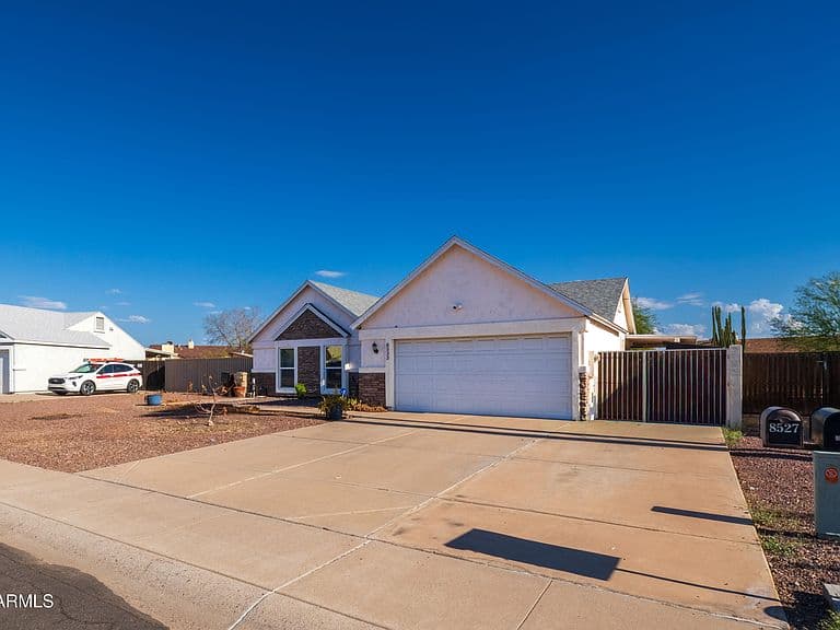 8533 W CORRINE Drive photo 3