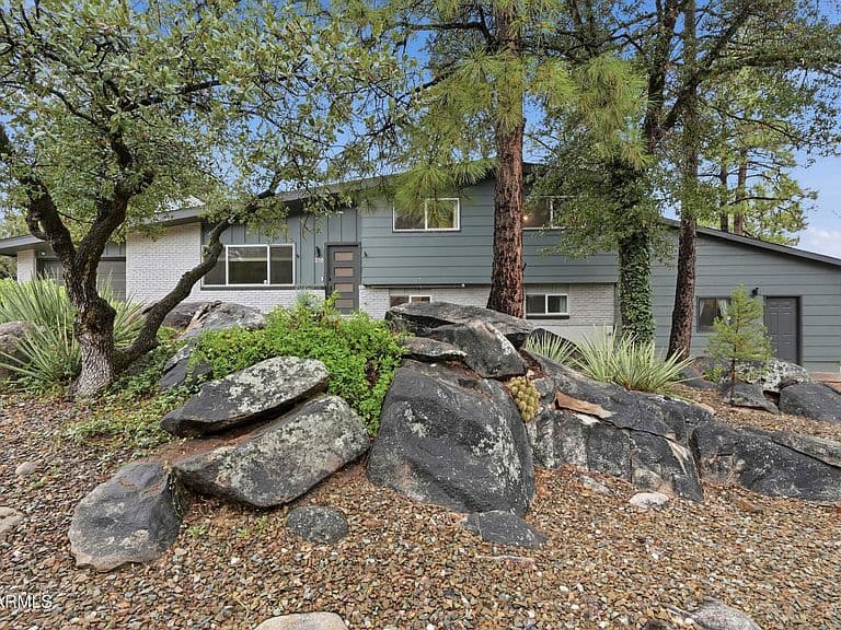 216 PLAZA Drive photo 1
